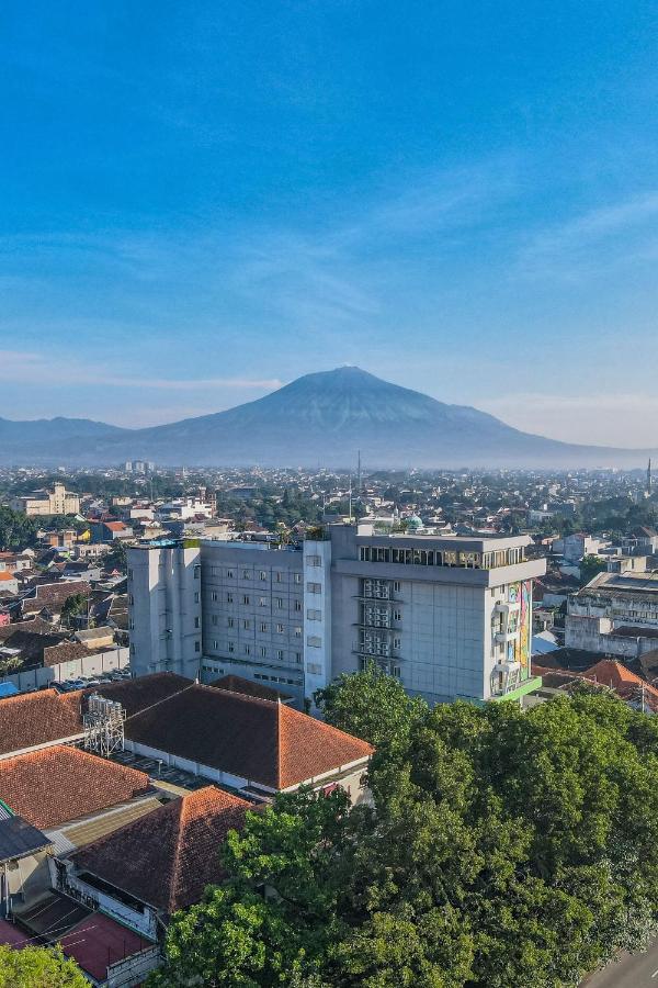 Ascent Hotel & Cafe Malang Kültér fotó